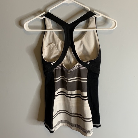 Lululemon Racerback black and white Sz XS one tiny snag otherwise good condition - Picture 2 of 3